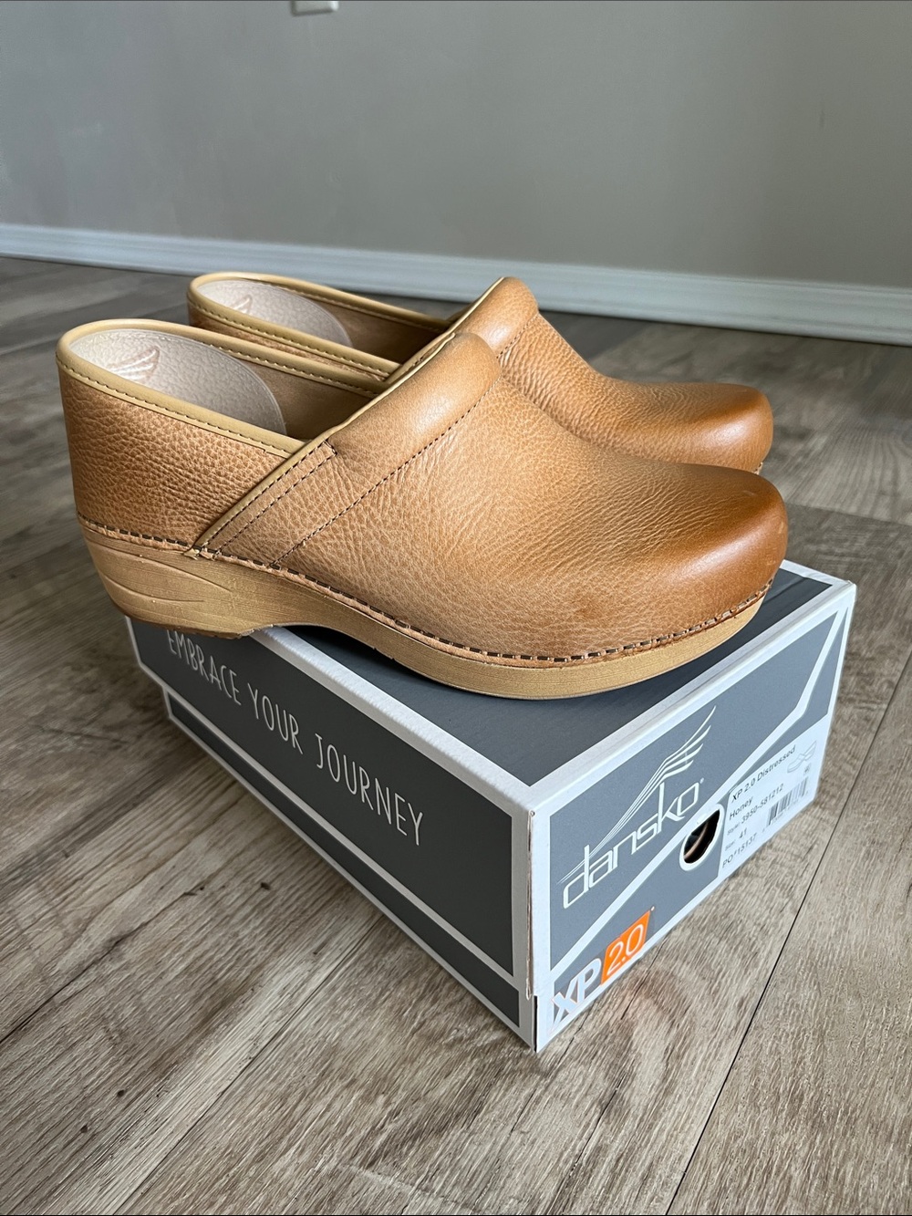 NWT Dansko Honey XP 2.0 Distressed Clog.